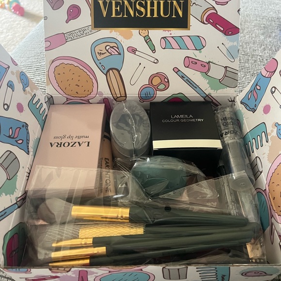 Venshun Illustrated Makeup Organizer Box with makeup kit - Picture 11 of 13